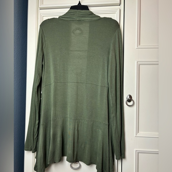 Sage color open duster with scalloped hem - Picture 2 of 7
